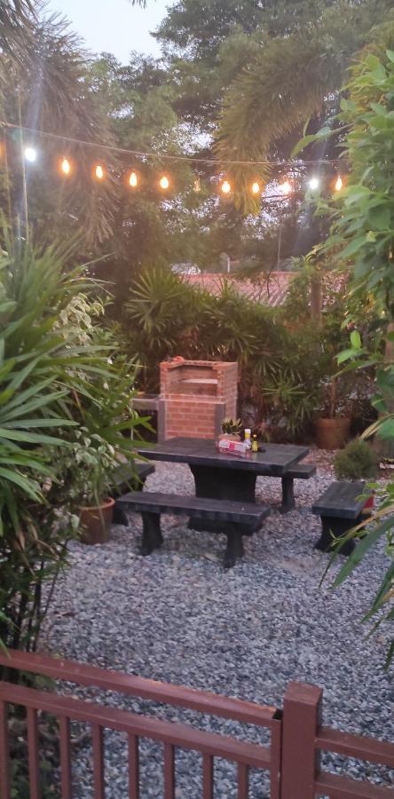 Daisy'S 2 Bedroom Family Home For Up To 5 Guests With Garden & Bbq Szamed-sziget Kültér fotó